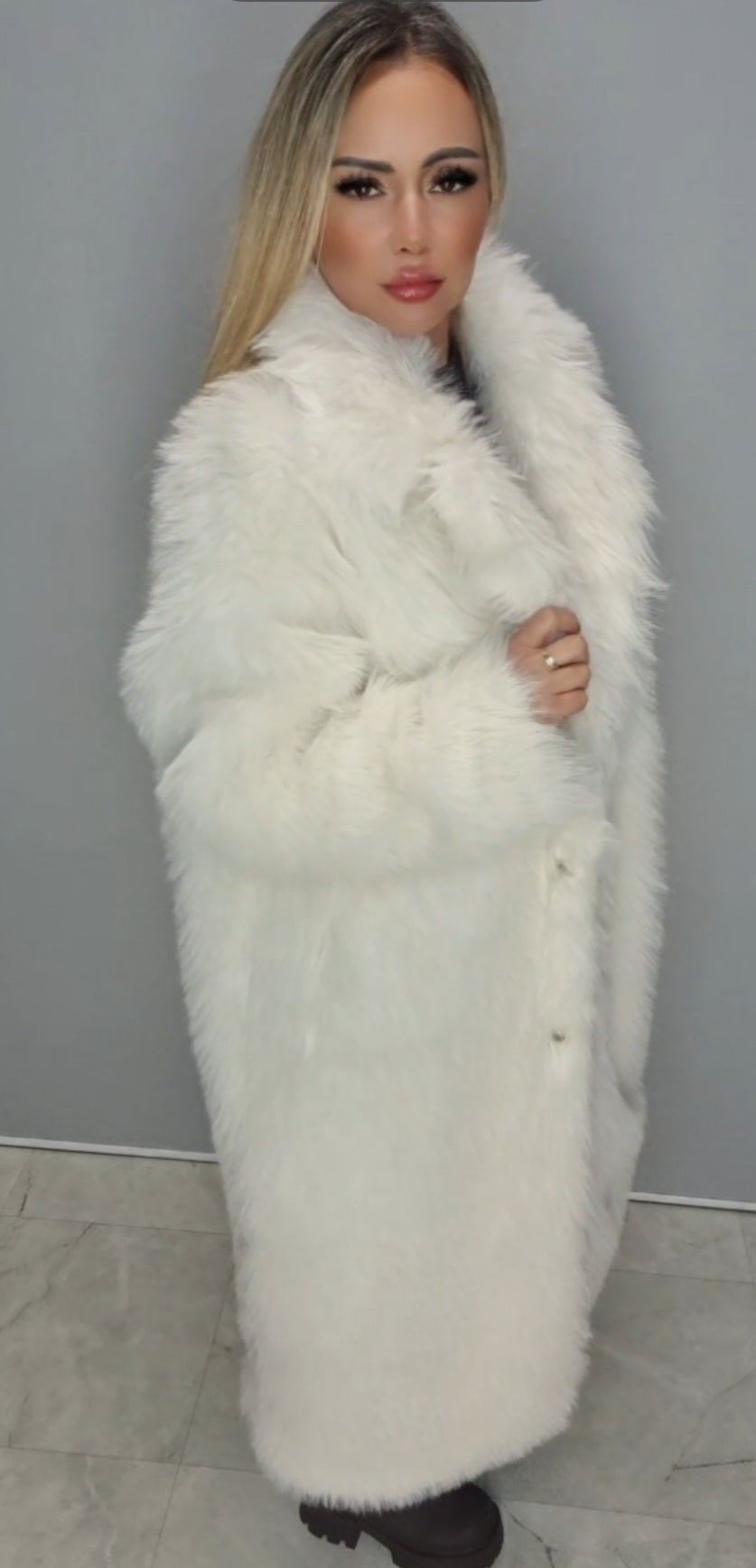 Weißer Pelzmantel