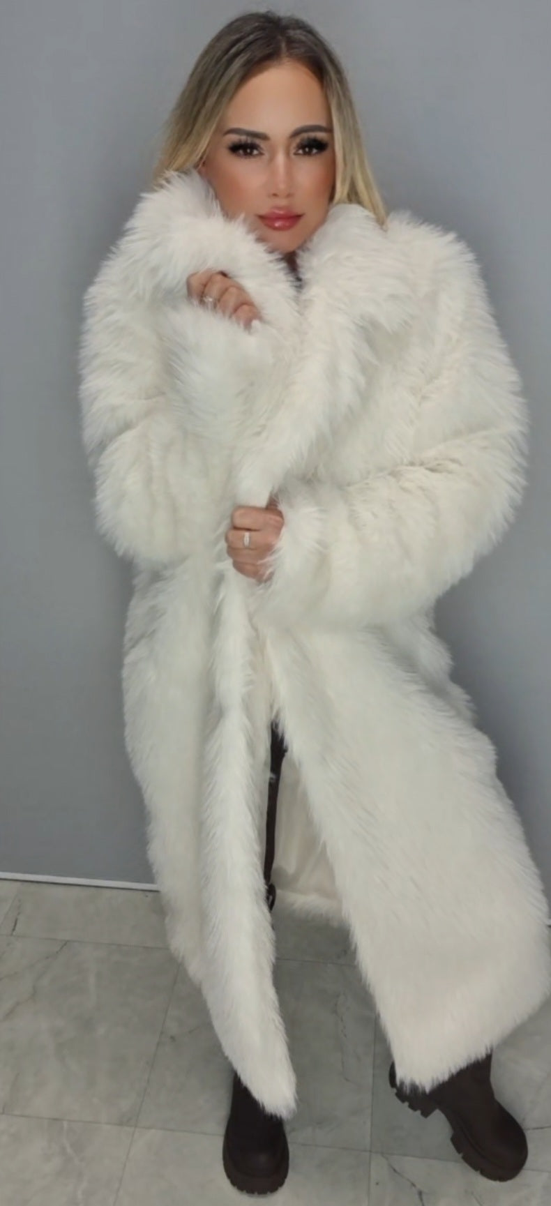 Weißer Pelzmantel