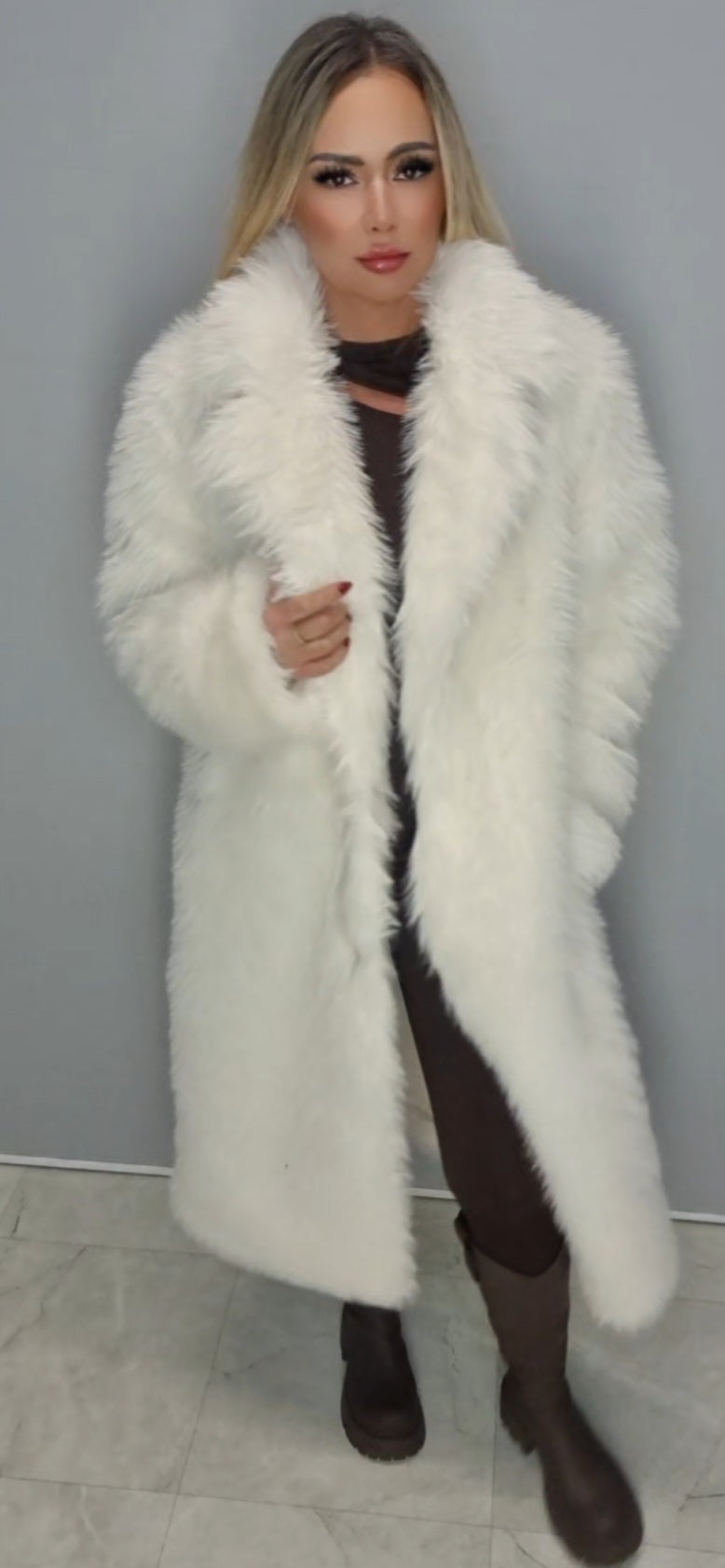 Weißer Pelzmantel