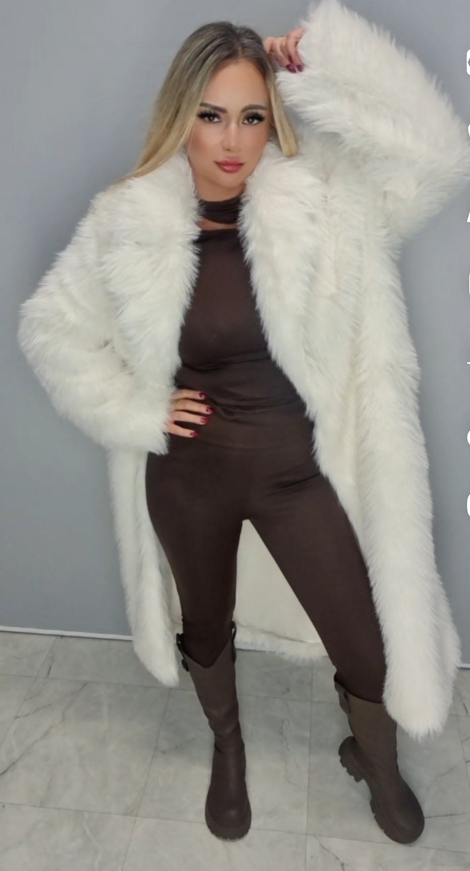 Weißer Pelzmantel