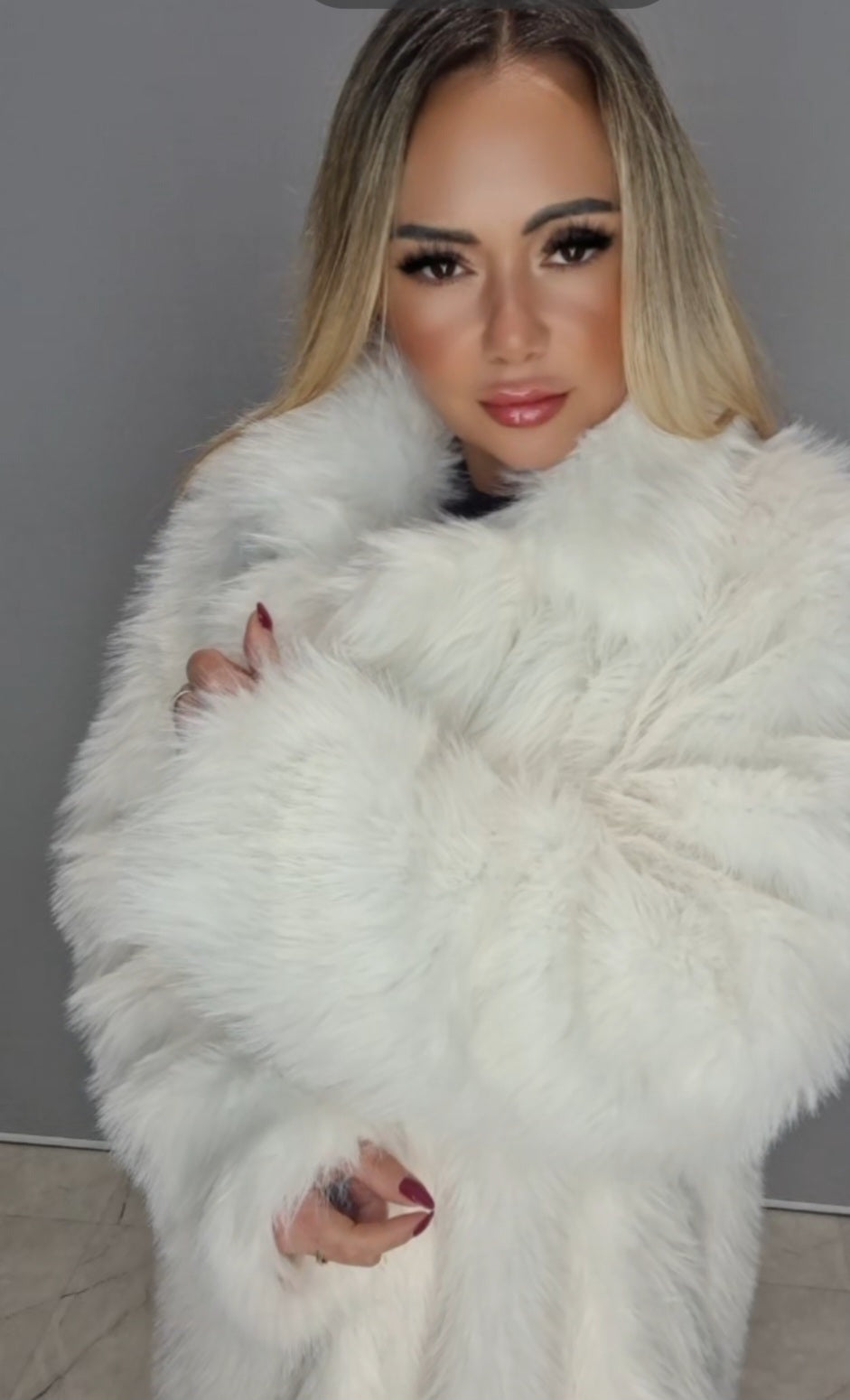 Weißer Pelzmantel