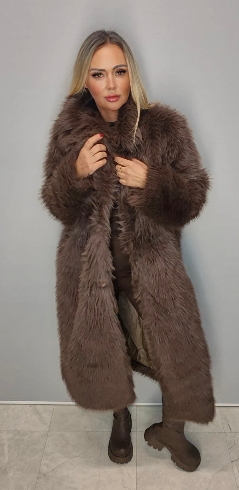 Langes schokoladenbraunes Fell