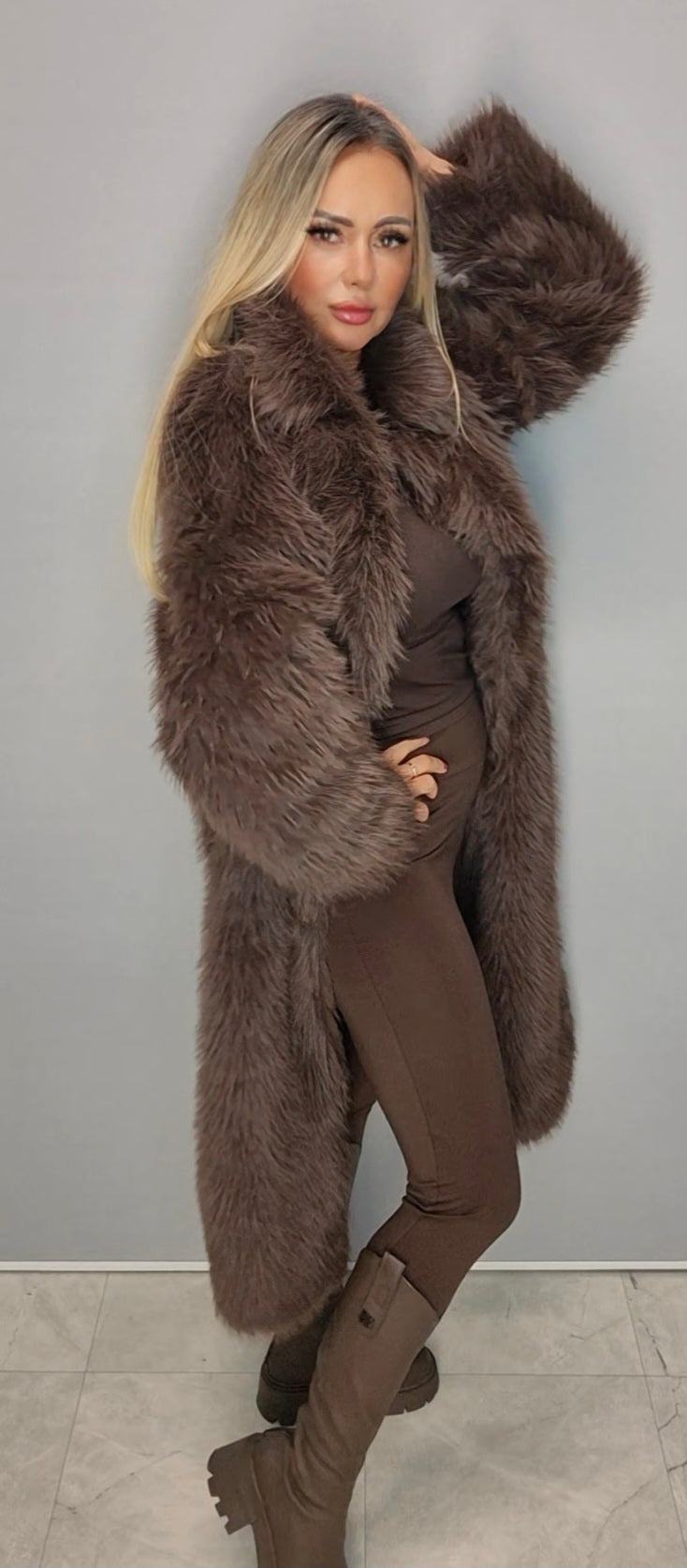 Langes schokoladenbraunes Fell