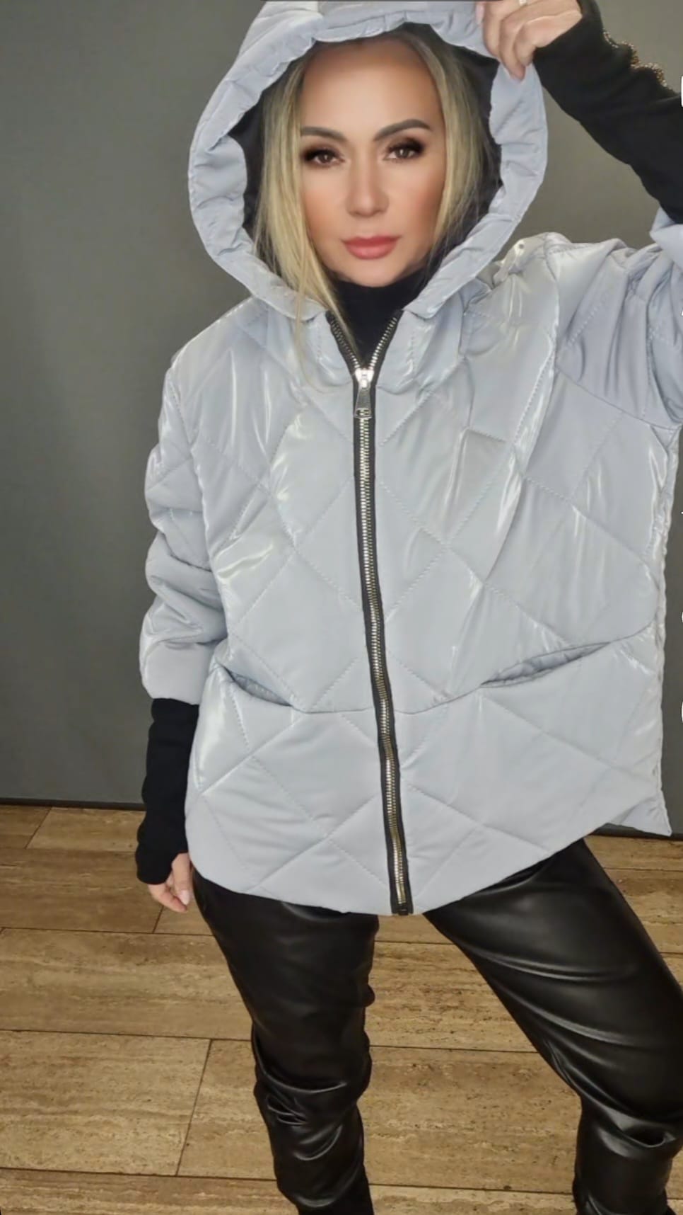 Winterjacke mit Kaputze in grau