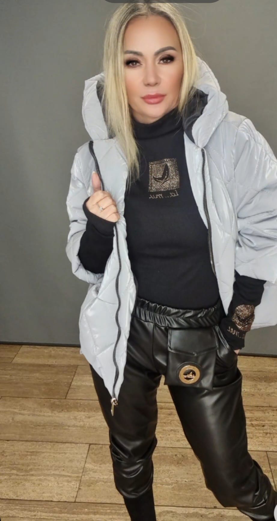 Winterjacke mit Kaputze in grau