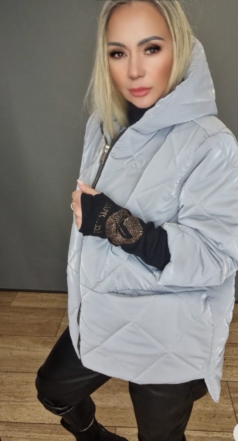 Winterjacke mit Kaputze in grau