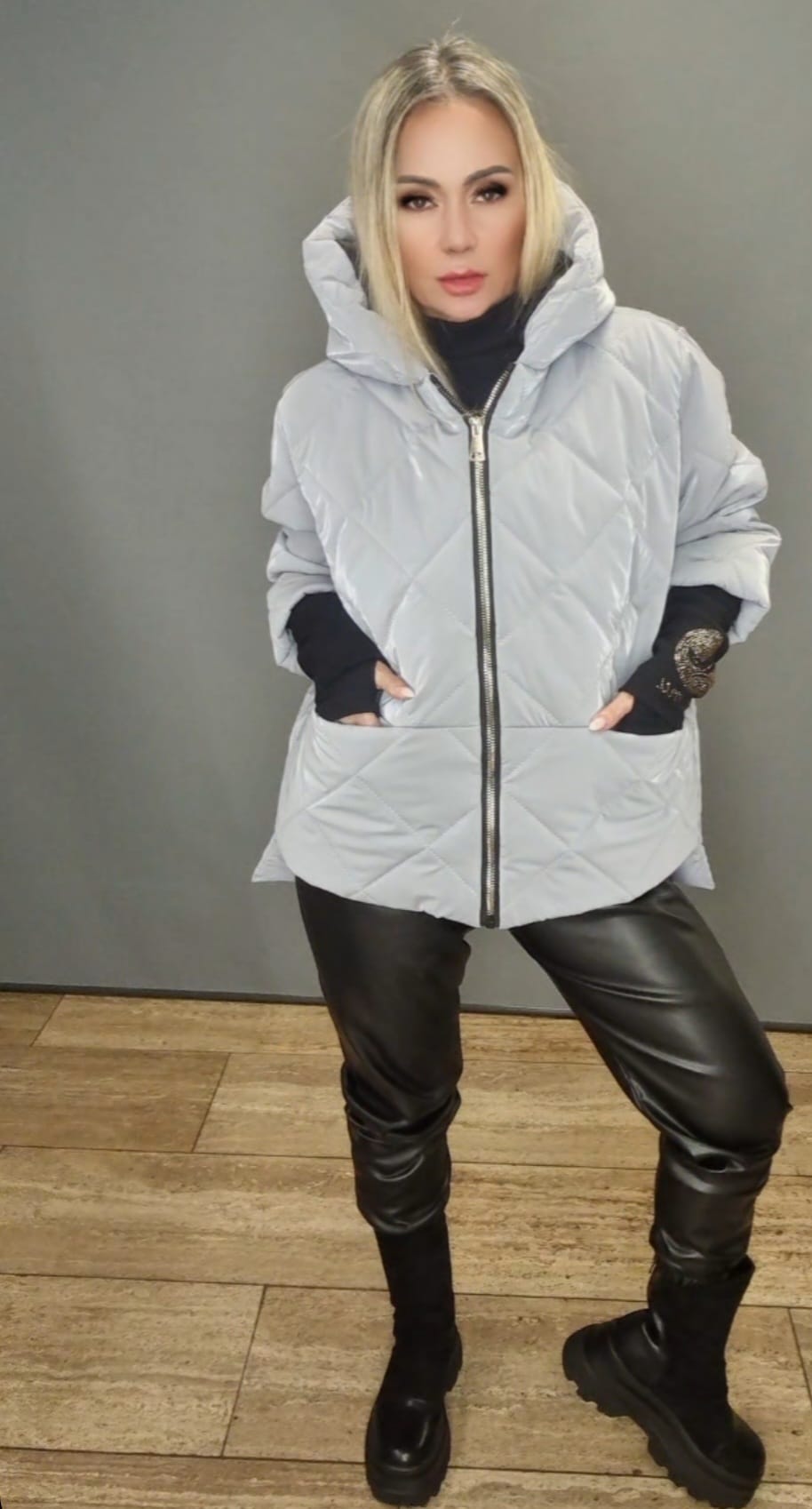 Winterjacke mit Kaputze in grau