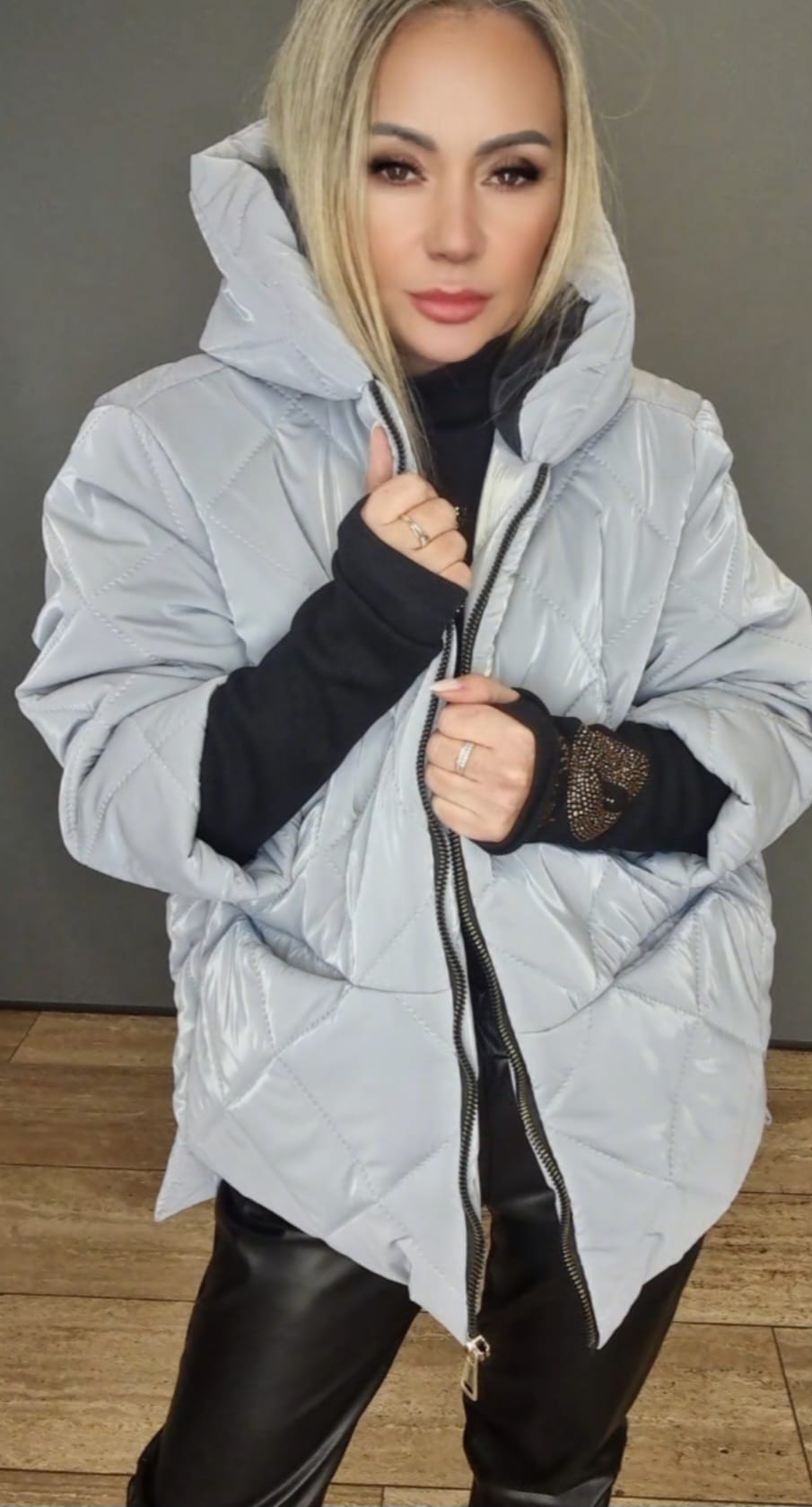 Winterjacke mit Kaputze in grau