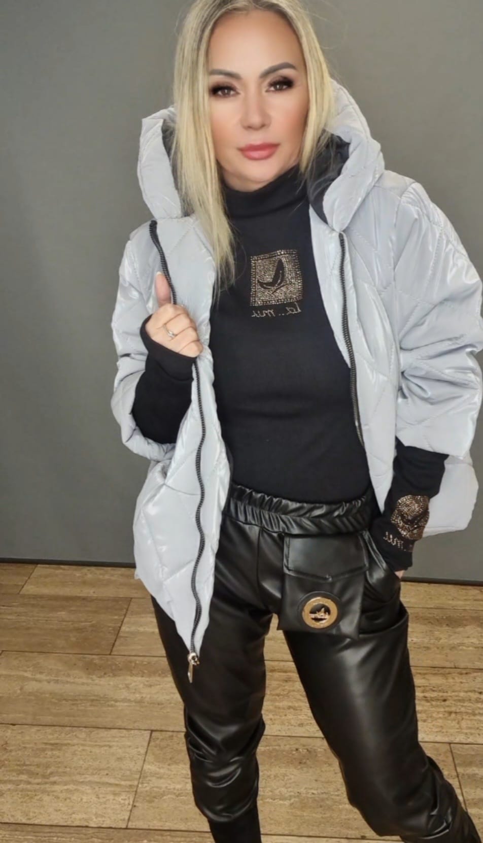 Winterjacke mit Kaputze in grau