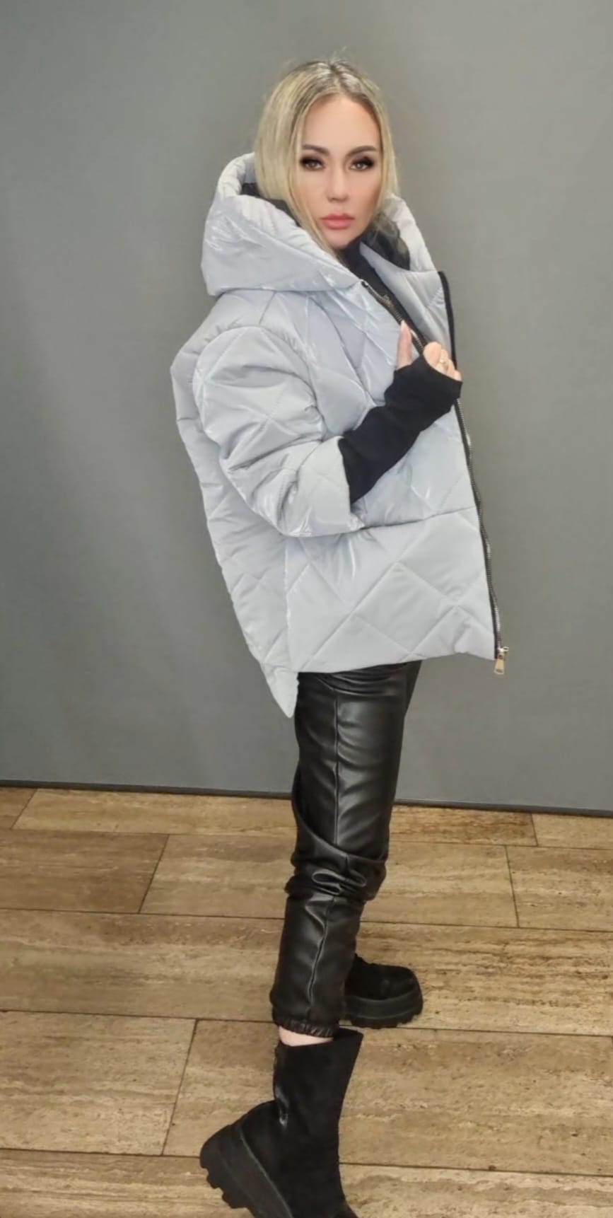 Winterjacke mit Kaputze in grau