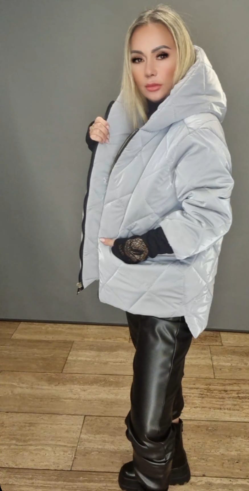 Winterjacke mit Kaputze in grau